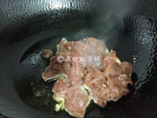 10、家常版的鱼香肉丝,油锅烧热，先把肉丝倒入煸炒，随后盛出。