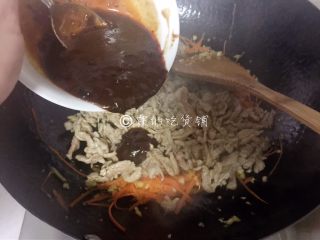 12、家常版的鱼香肉丝,随后放入煸炒好的肉丝和调好的酱汁，炒匀出锅。