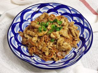 13、家常版的鱼香肉丝,点缀上小葱，完美！