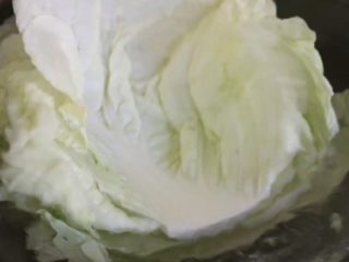 2、猪肉白菜水饺,大白菜看起来挺干净的，但是不一定哟，我的建议是还是把它一片片剥开来洗，最好用清水再泡泡清洗干净。因为它其实很容易藏着农药残留，食品安全还是要控制的。