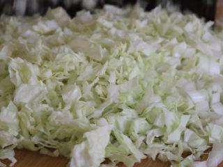 3、猪肉白菜水饺,清洗干净的大白菜沥干水份，再横竖切成小碎块。