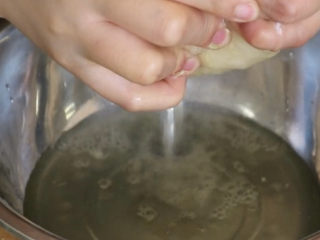 6、猪肉白菜水饺,看看，大白菜真是好水量好高啊，所以炒大白菜的时候一定盐盐最后放，不然变成煮白菜了。