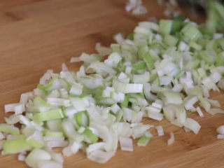 7、猪肉白菜水饺,再来切一点葱花和姜末备用