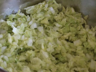 8、猪肉白菜水饺,沙过水的大白菜略微有点咸味，不过没关系，只要后面调味的时候控制一下盐分的加入即可。