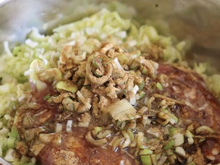 12、猪肉白菜水饺,再来一点盐，一开始新手建议少量放一点，搅拌均匀后试试咸淡再酌量添加。