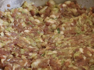 13、猪肉白菜水饺,搅拌肉馅的手法就是手一直沿着一个方向搅动，不要乱搅，搅匀以后静止半个小时等它上劲。