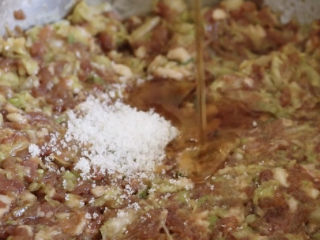 14、猪肉白菜水饺,最后加入一勺白砂糖提鲜，一勺香油提香，搅拌均匀即可。这样做好的肉馅又鲜又入味，棒棒哒。