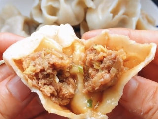 17、猪肉白菜水饺,白菜猪肉饺我爱吃就是平时比其他水饺麻烦一丢丢，所以比较少做，但是它真的是超级好吃，一口一个停不下来。