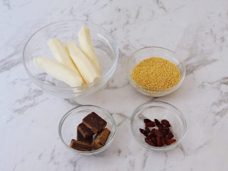 1、山药枸杞粥,准备好材料