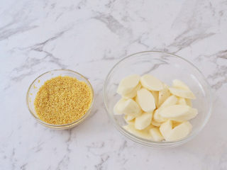 2、山药枸杞粥,将小米淘洗干净，山药去皮洗净切成厚片，枸杞洗净备用