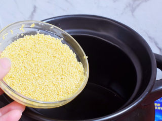 3、山药枸杞粥,砂锅中放入小米