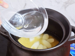 5、山药枸杞粥,加入清水