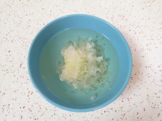 1、苹果银耳红枣汤,干银耳提前泡发。