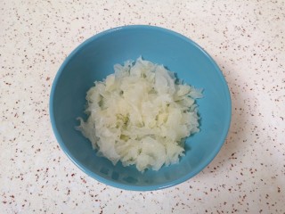2、苹果银耳红枣汤,洗干净撕碎。