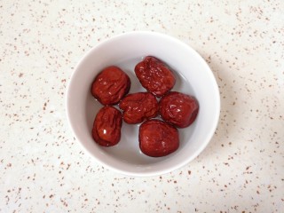 3、苹果银耳红枣汤,红枣用水浸泡5分钟左右，清洗干净。