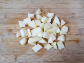 7、苹果银耳红枣汤,去皮切成小块。