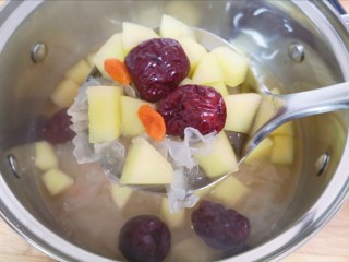 11、苹果银耳红枣汤,煮至冰糖融化，银耳汤变的粘稠关火。