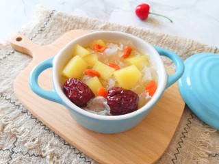 12、苹果银耳红枣汤,盛出。