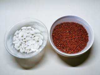 1、芸豆糕,白芸豆和红豆清洗干净  用清水浸泡一夜