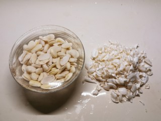 3、芸豆糕,白芸豆的皮全部去掉