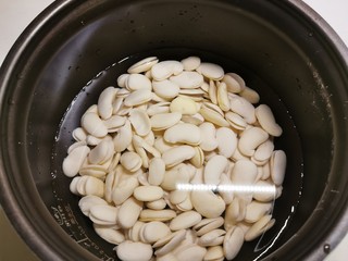 4、芸豆糕,放入压力锅蒸熟