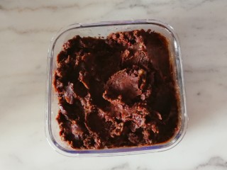 6、芸豆糕,红豆也是同样的过程 泡好后放入压力锅蒸熟  碾压成红豆沙  取一小碗 放入1汤匙白糖 拌匀备用