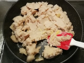 8、芸豆糕,放入芸豆沙 翻炒