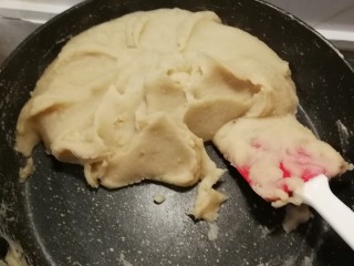 11、芸豆糕,炒至软硬适中即可关火 