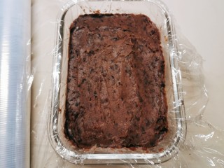 12、芸豆糕,取一玻璃盒  先铺上保鲜膜  放入一层白色芸豆沙 再铺上一层红豆沙  