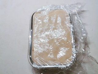 14、芸豆糕,盖上保鲜膜 每一层都压实 