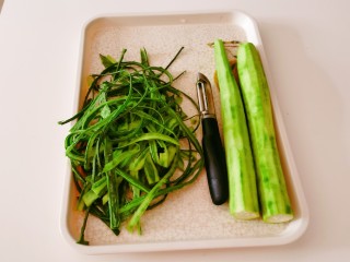 2、丝瓜蛋汤,丝瓜去皮