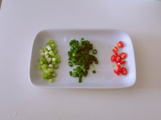 4、丝瓜蛋汤,香葱切小圈  葱白和葱绿分开