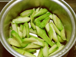7、丝瓜蛋汤,放入丝瓜块翻炒1-2分钟