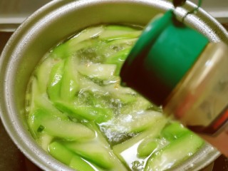 10、丝瓜蛋汤,放入胡椒粉