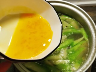 11、丝瓜蛋汤,淋入鸡蛋液