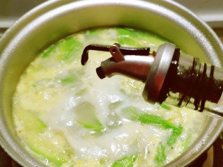 15、丝瓜蛋汤,淋入芝麻油增香 关火