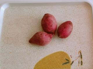 1、紫薯玫瑰花馒头,紫薯