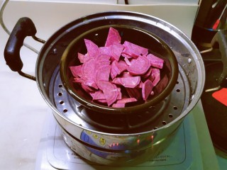 2、紫薯玫瑰花馒头,去皮切片  上蒸锅蒸熟