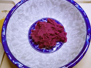 3、紫薯玫瑰花馒头,蒸熟后取出 用勺子碾压成泥