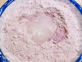 4、紫薯玫瑰花馒头,放入面粉 与紫薯混合  放入白糖 酵母和清水