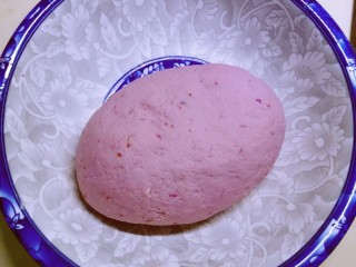 5、紫薯玫瑰花馒头,和成软硬适中的面团 静置发酵  