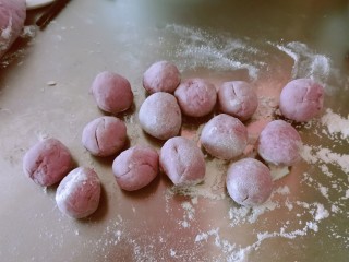 7、紫薯玫瑰花馒头,移至面板 揉匀排气  分成小剂子 