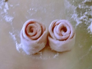 12、紫薯玫瑰花馒头,这样就得到2朵玫瑰花