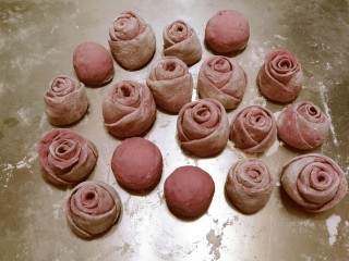 13、紫薯玫瑰花馒头,全部做好  再次饧面15分钟