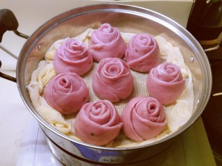 15、紫薯玫瑰花馒头,时间到 已蒸熟