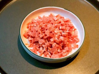 2、培根鸡蛋饼,把培根切成小丁