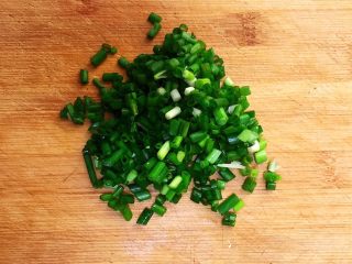 3、培根鸡蛋饼,香葱叶切成末