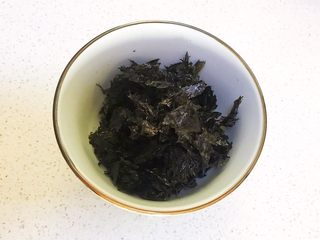 4、培根鸡蛋饼,紫菜撕成小块