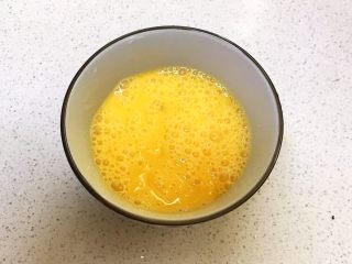 5、培根鸡蛋饼,鸡蛋打入碗中，调匀