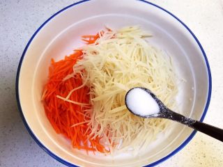 7、培根鸡蛋饼,加入4克精盐调匀，腌制5分钟